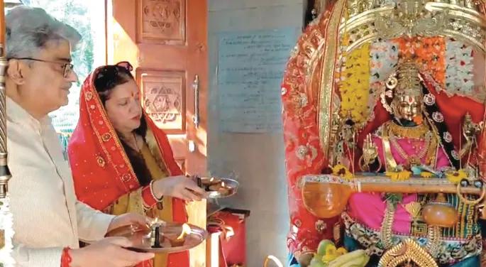 CS Atal Dulloo visits Sharda Temple at LoC Teetwal