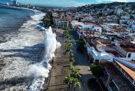 Deja alto oleaje daños en locales de Vallarta