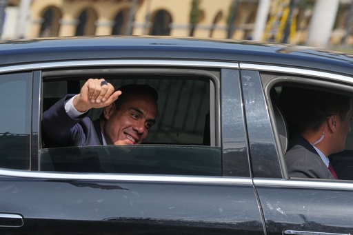 Presidente de Perú se reúne con alcalde que caminó 1.000 kilómetros hacia Lima y buscan pacto social