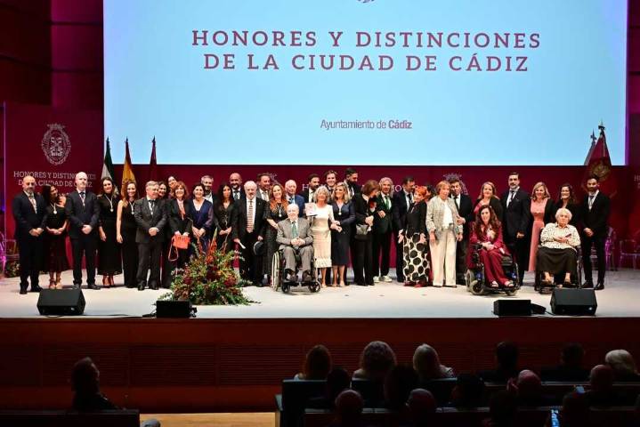 Cádiz entrega sus Honores y Distinciones:  “En un tiempo lleno de incertidumbres, sois nuestra inspiración”
