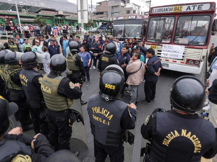 El gobierno de Dina Boluarte en Perú, contra las cuerdas: presentan tres mociones en el Congreso para destituirla