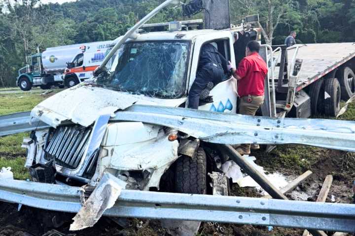 Dos empleados de la AAA resultan heridos tras accidente en el expreso PR