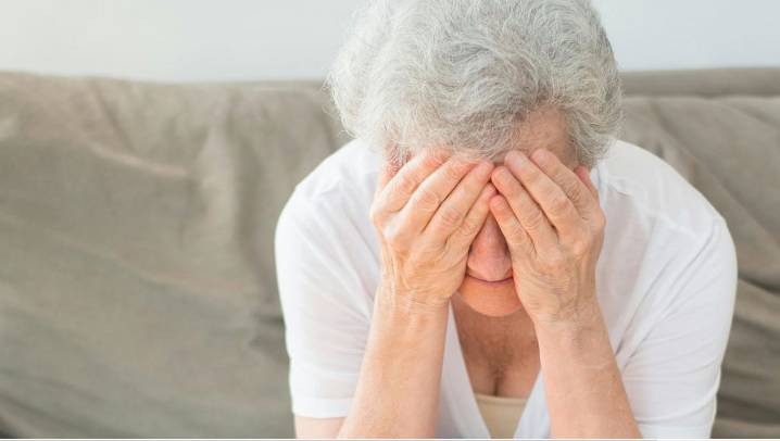 Estafadores le hacen creer a una anciana de 86 años que sus ahorros están en peligro y le roban 700.000 dólares: el banco enfrenta una demanda