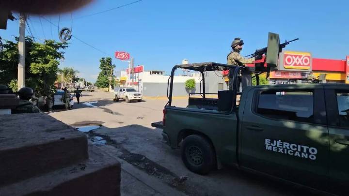 Encuentran a hombre asesinado a balazos con mensaje en cartulina al sur de Culiacán