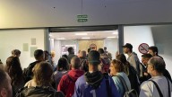 Usuarios del tren expresan su malestar por las colas que se forman en las estaciones