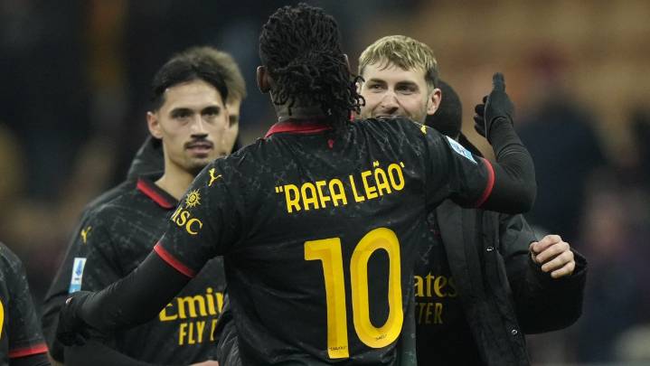 Santiago Giménez se beneficiaría de problemas en el vestidor del AC Milan