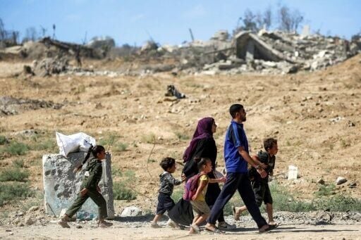Palestinians return to ruins and US troops land in Israel as ceasefire holds
