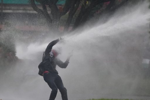 Cuatro policías heridos con flechas durante manifestación alrededor de embajada de EEUU en Bogotá