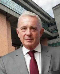 Uribismo celebra y oposición pide prudencia tras fallo absolutorio a Álvaro Uribe