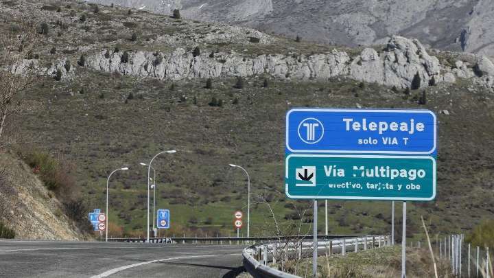 Un accidente en los Barrios de Luna corta la AP