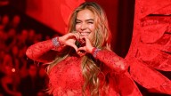 Karol G lleva las uñas rojas en su debut como modelo: FOTO