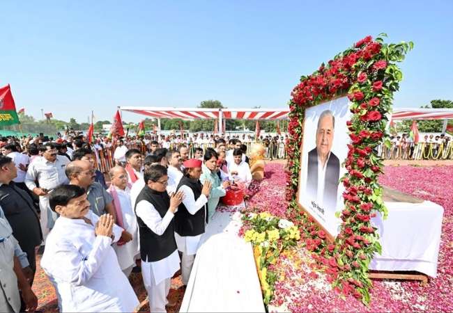 Akhilesh, senior SP leaders pay tribute to Mulayam Singh Yadav on...