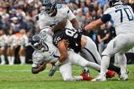 The Raiders end a 4-game skid by dominating on defense to beat the Titans 20