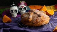 La panadería en CDMX donde puedes comer pan de muerto relleno de camote morado para el Día de Muertos