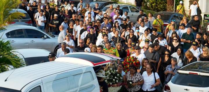 Calle de honor, aplausos y a ritmo de clave, 'trojeros' despidieron a Edwin 'Guayacán' Madera