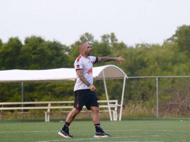 Giancarlo Maldonado deja atrás a Portuguesa FC