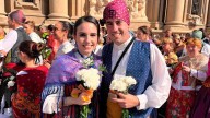 Un romántico “sí, quiero” en plena Ofrenda de Flores en la plaza del Pilar