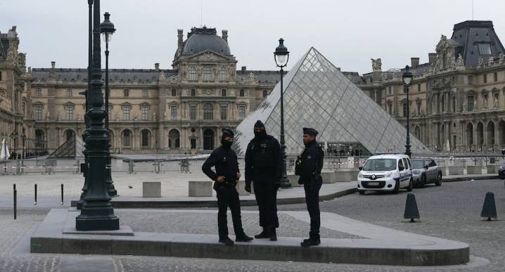 Robo millonario en el Louvre de París: Se llevan joyas de “valor inestimable”