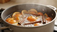 Hervir cáscaras de mandarina con canela en casa: para qué sirve y por qué recomiendan hacerlo