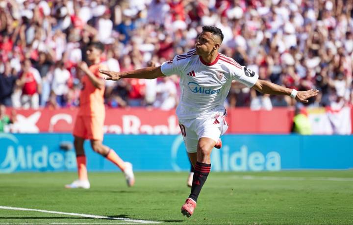 Alexis Sánchez convirtió de penal en goleada 4-1 del Sevilla ante el Barcelona en La Liga