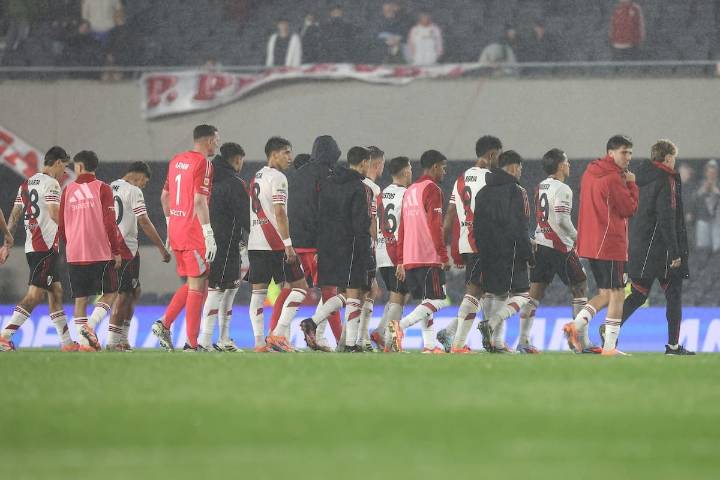 Monumental estallado. La debacle de River pasó de la escala de los silbidos a los fuertes insultos