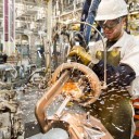 Con un inédito aumento preelectoral a estatales, repuntó el salario real registrado