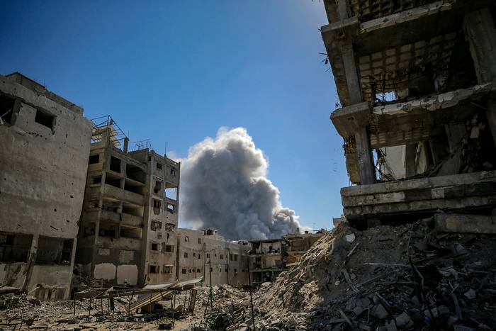 Israel bombardea Gaza mientras Hamas sigue analizando el plan de paz de Trump
