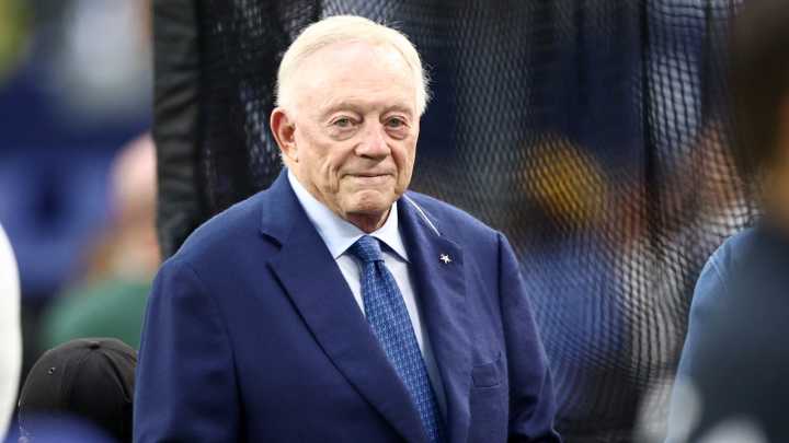 Cowboys' Jerry Jones offers odd explanation for profane gesture at Jets game