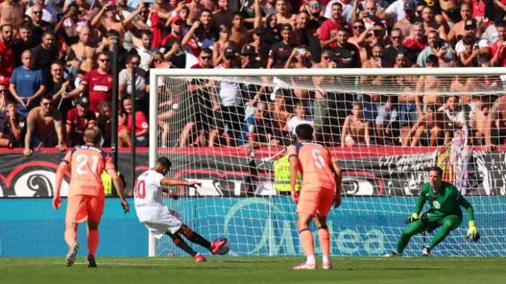 Alexis Sánchez brilla con un gol y Gabriel Suazo pone el temple en goleada de Sevilla ante Barcelona