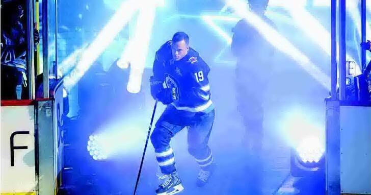Toews, fans revel in return
