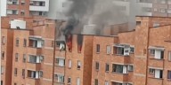 Una bombera resultó herida en incendio en Medellín: en video quedó la emergencia