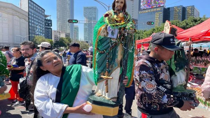 “Lo hago de corazón”: devotos regalan dulces y flores a San Judas Tadeo en su día