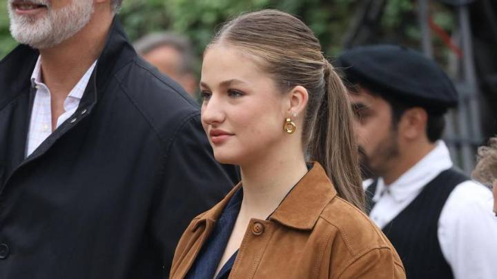 La Princesa Leonor se rinde a las últimas tendencias de este otoño: mono denim y chaqueta camel para visitar Valdesoto