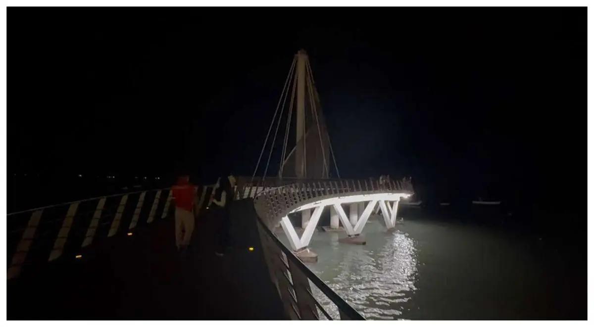 A oscuras el muelle de Playa Los Muertos, uno de los principales atractivos de Puerto Vallarta