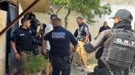 Hombre encierra a su hermana y la amenaza con un cuchillo en Torreón; policía la rescata