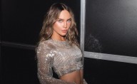 Belinda derrocha elegancia con total black en evento de relojeríaLa cantante Belinda luce elegante total black lleno de detalles elegantes y femeninos como brillos y moños