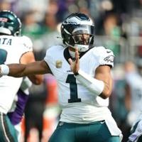 NFL Eagles soar over Vikings while Chiefs blank Raiders