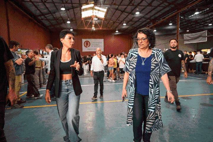 Mayra, junto a la nueva rectora de la UNQ en la Expo Quilmes Educa