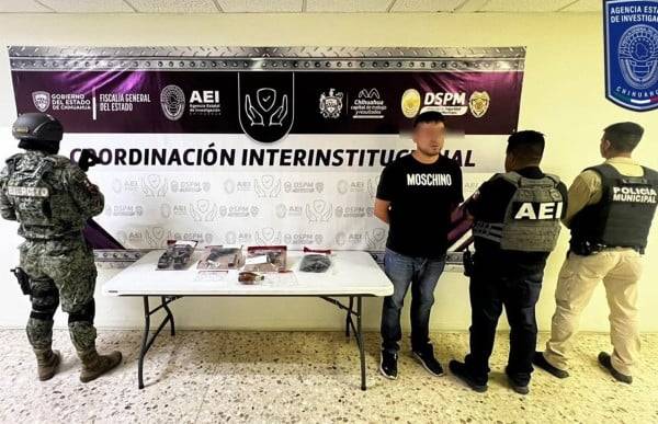 Detienen a presunto puchador con droga, 2 armas y 4 radios
