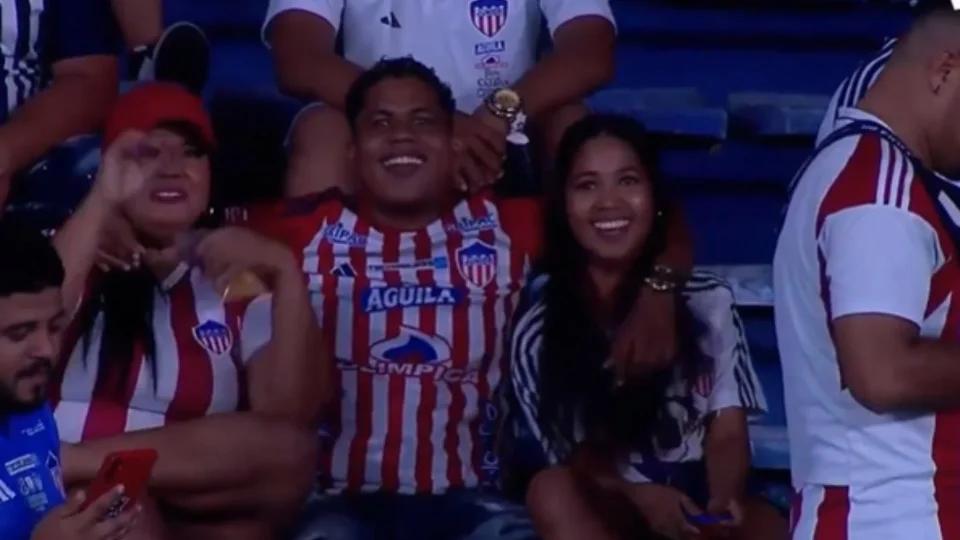 Hincha de Junior se robó el show: besó a dos mujeres en la ‘kiss cam’ y se hizo viral