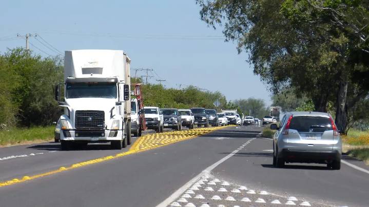 Tras bloqueos de campesinos en la federal Irapuato-Abasolo vía alterna para conductores y seguir su camino fue la estatal Irapuato