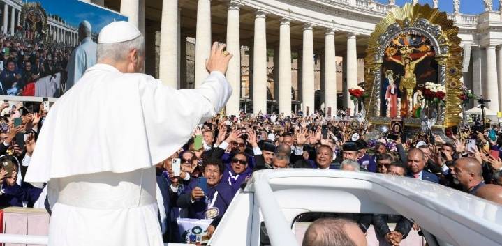 Papa León XIV bendice la imagen del Señor de los Milagros en El Vaticano: "Saludo a aquellos por realizar la procesión"