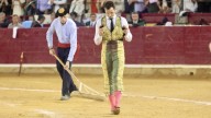 Daniel Luque es el Rey de Zaragoza: dos orejas y al hospital tras una fuerte voltereta