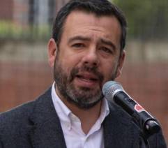 Violencia en protesta: Galán denuncia agresiones con flechas contra policías en Bogotá