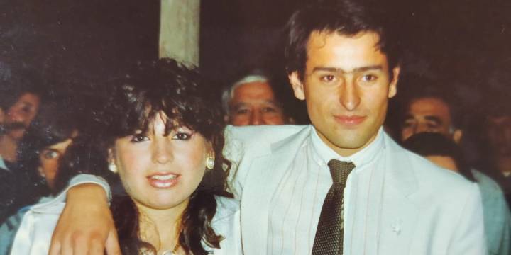 Eran adolescentes, sus familias se oponían al noviazgo y un embarazo los llevó al altar: el amor de 38 años que resiste prejuicios