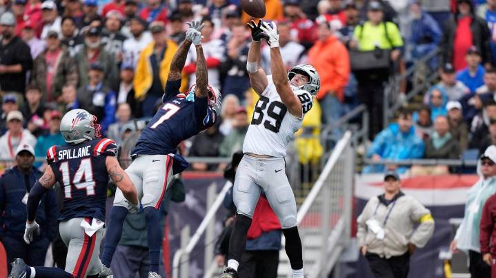 Raiders' Bowers questionable for Colts game, but Mayer might return