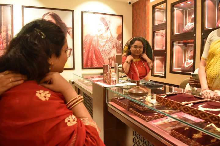 Gold, Gadgets, and Glitter: Jamshedpur celebrates Dhanteras with enthusiasm