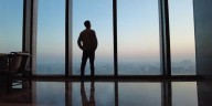 Quiénes son los CEO mejor pagados y cuánto ganan por hora 