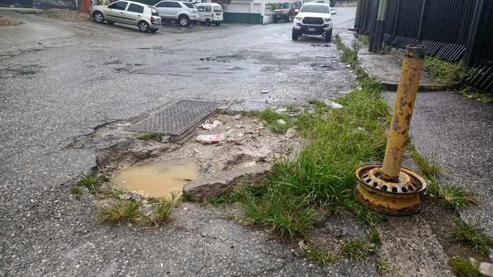 Comerciantes denuncian deterioro vial en zona industrial Las Minas de San Antonio de los Altos 