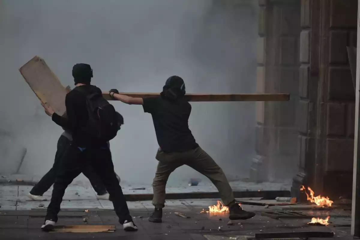 Marcha del 2 de octubre 2025 en vivo: ¡Brote de violencia por encapuchados! Policía responde con gas lacrimógeno